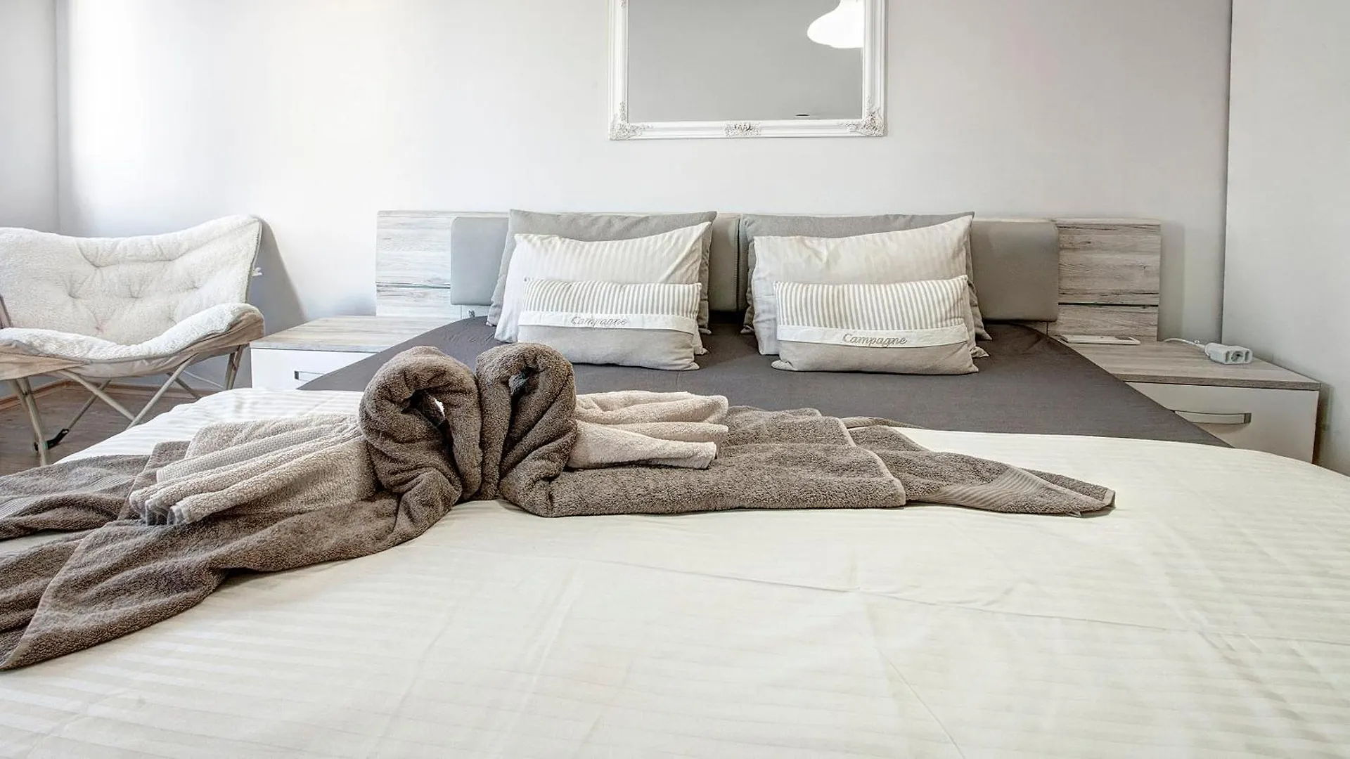 Maxim Sofia Center 1Bdr Apartment Next To Subway Station And Mall Sofya